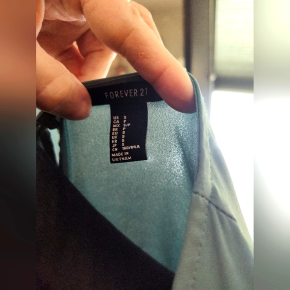 Forever 21 Green 3/4 length sleeve blouse w flutter sleeves - Picture 3 of 3